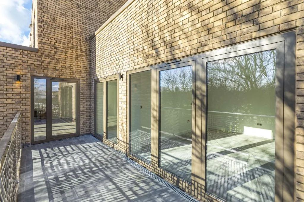 LONDYN: COMPASS APARTMENTS
